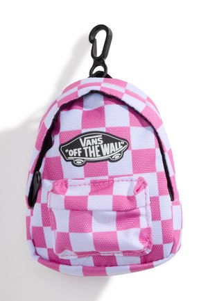 Mochila pequeña de lona con patrón de tablero de ajedrez rosa y blanco, con un bolsillo delantero y un clip metálico negro para sujetar.