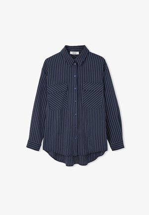 Marineblauw overhemd met witte verticale strepen, inclusief twee borstzakken, puntige kraag en een ronde zoom aan de achterkant.