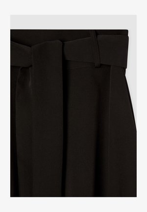 Czarna spódnica z szerokim materiałowym paskiem, gładką teksturą i plisowanym wzorem. Wykonana z lekkiego materiału, co zapewnia swobodny ruch.
