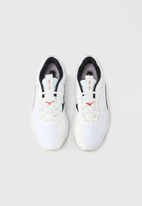 Λευκά αθλητικά παπούτσια με υφή, μαύρες λεπτομέρειες και κόκκινο λογότυπο. Σχέδιο με κορδόνια, με επενδυμένο κολάρο και γλώσσα.