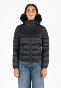Giacca puffer nera con zip frontale, polsini a costine e colletto alto. Presenta un bordo in pelliccia sintetica nera rimovibile attorno al cappuccio.