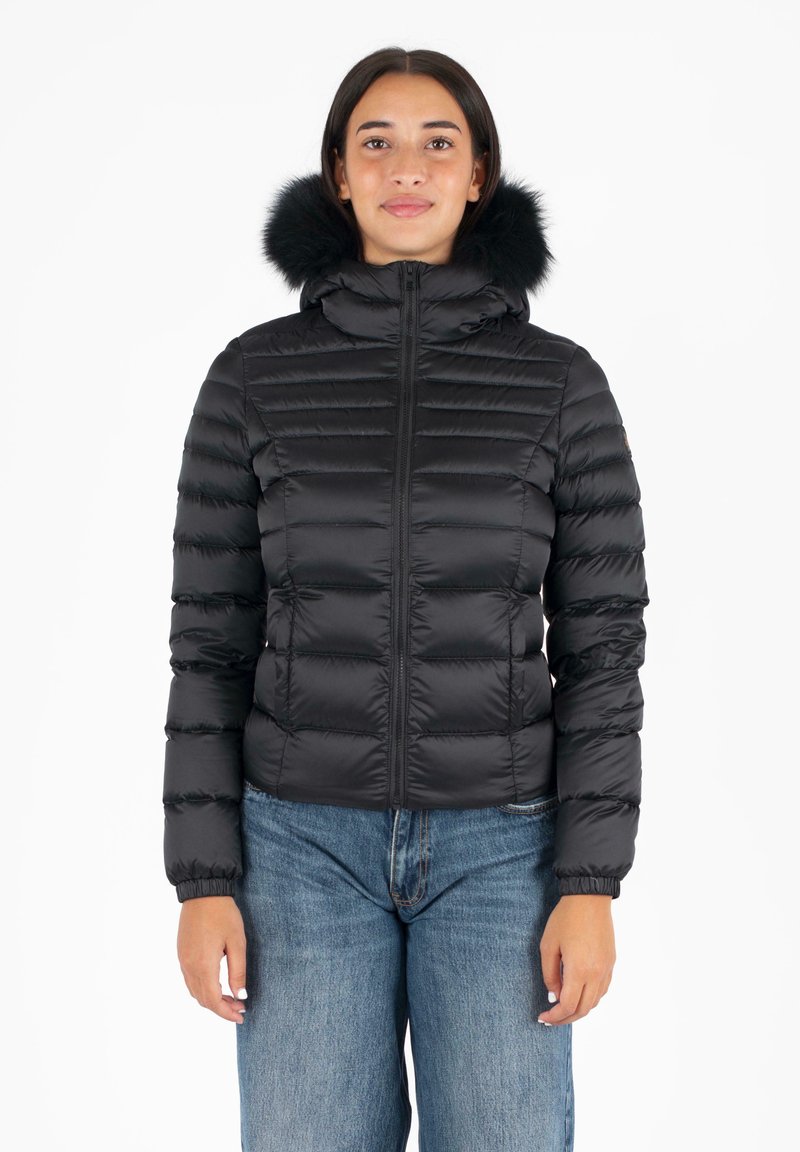 Giacca puffer nera con zip frontale, polsini a costine e colletto alto. Presenta un bordo in pelliccia sintetica nera rimovibile attorno al cappuccio.