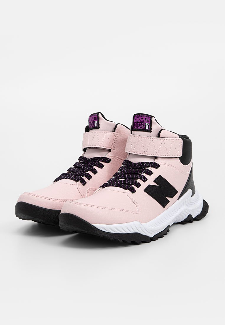 Scarpe da ginnastica alta con una tomaia sintetica rosa, dettagli neri, lacci texture e cinturino con velcro per una vestibilità regolabile.