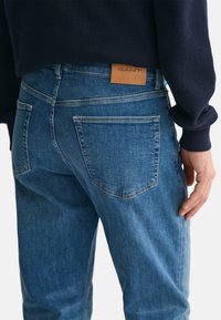 GANT EXTRA ACTIVE RECOVER - Jeans straight leg - mid blue broken in