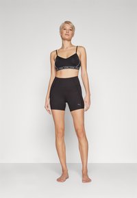 Puma MOVE STRONG - Sujetadores deportivos con sujeción ligera - black