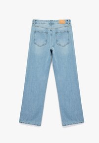 Jeans de denim de color azul claro con un diseño de pierna recta, cinco bolsillos y una etiqueta de cuero en la cinturilla. Vista trasera mostrada.