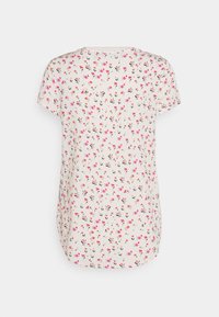 Camiseta ligera de manga corta en color crema con un patrón floral que presenta detalles en rosa, rojo y negro. Dobladillo redondeado y textura suave.