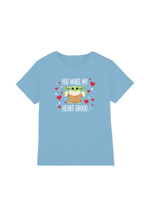 Blaues T-Shirt mit einer cartoonhaften grünen Figur in einem braunen Gewand, umgeben von roten Herzen und weißen Funkeln, und dem Text „Du machst mein Herz Grogu.“