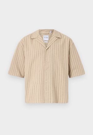 Chemise à manches courtes avec boutons en beige, ornée de rayures verticales bleues. Présente un col camp et une coupe décontractée. Fabriquée en tissu doux et texturé.