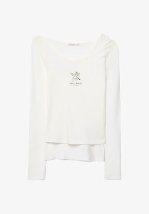 Weißes, langärmliges, geschichtetes Oberteil mit U-Ausschnitt, das eine kleine schwarze Amor-Illustration und den Text "Amors Favorit" auf der Brust zeigt.