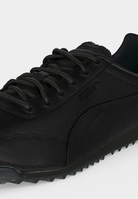 Μαύρο sneaker Puma Arizona με μαύρα κορδόνια, υφή στην σόλα και διακριτικό λογότυπο στο πλάι και στη γλώσσα.