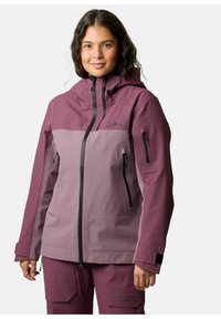 Veste imperméable dans deux nuances de violet avec une capuche, plusieurs poches zippées et des poignets ajustables pour un ajustement sécurisé.