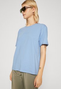 MSCH Copenhagen SMALL LOGO TEE - Basic T-shirt - azurine