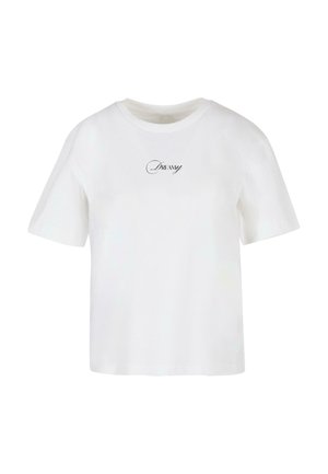 Valge puuvillane t-särk lühikeste varrukatega ja ümmarguse kaelusega; ees on keskel musta kirjasõnaga "DREAMY".