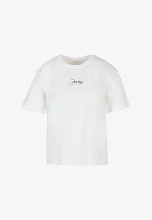 Vit bomullst-shirt med korta ärmar och rund halsringning; har svart skripttext "DREAMY" centrerad på framsidan.