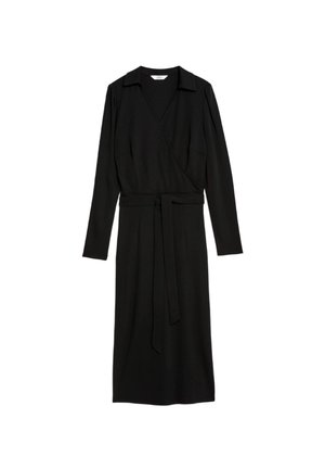 Robe noire portefeuille à manches longues, avec col et ceinture à nouer à la taille. Fabriquée en tissu doux, présentant une silhouette épurée et un design minimal.