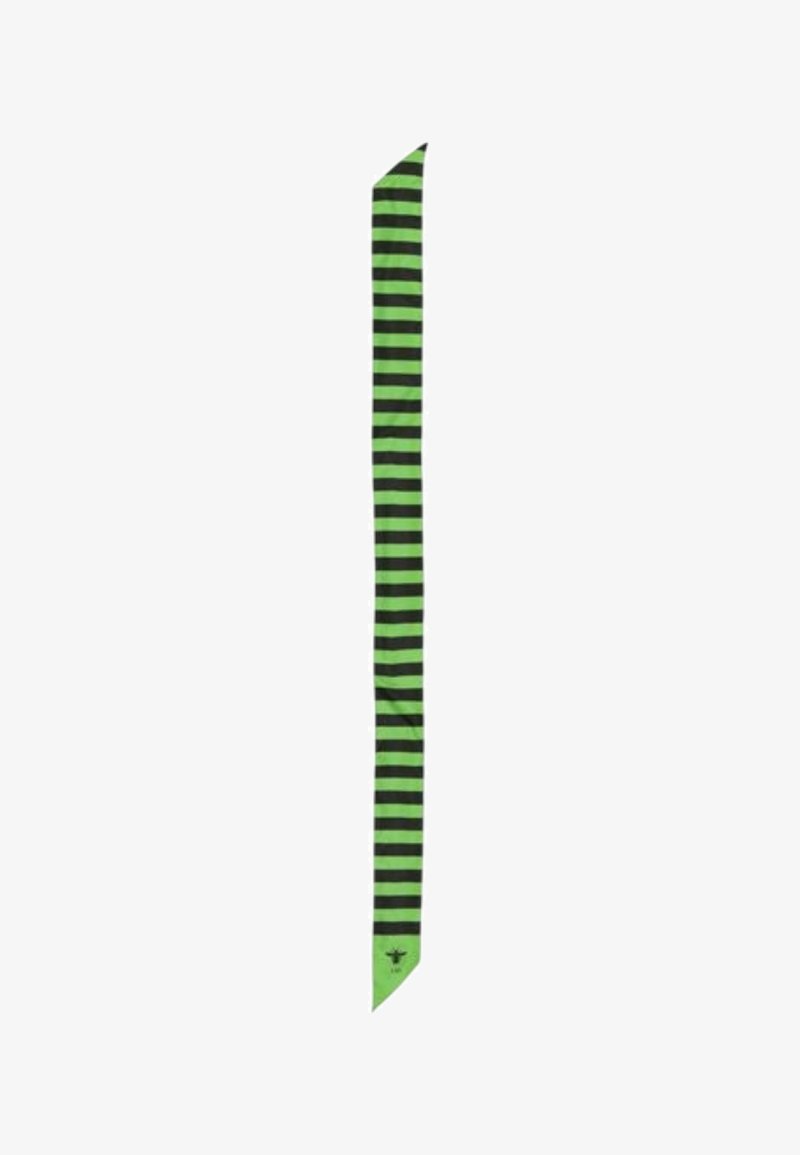 Longue bande de tissu étroite avec des rayures horizontales vertes et noires alternées et un petit logo d'abeille en bas.