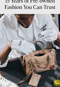Personne portant des gants blancs inspecte un sac à main en cuir beige sur un tapis de découpe, tenant une loupe et un outil.