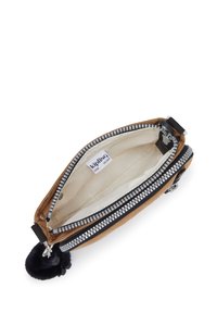 Pochette rettangolare marrone di Kipling con cerniera aperta, interno beige, portachiavi peloso nero e etichetta del marchio visibile all'interno.