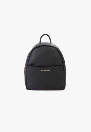 Sac à dos en cuir noir de forme arrondie, poche zippée frontale et logo "Valentino" doré. Surface texturée avec une poignée de transport supérieure.