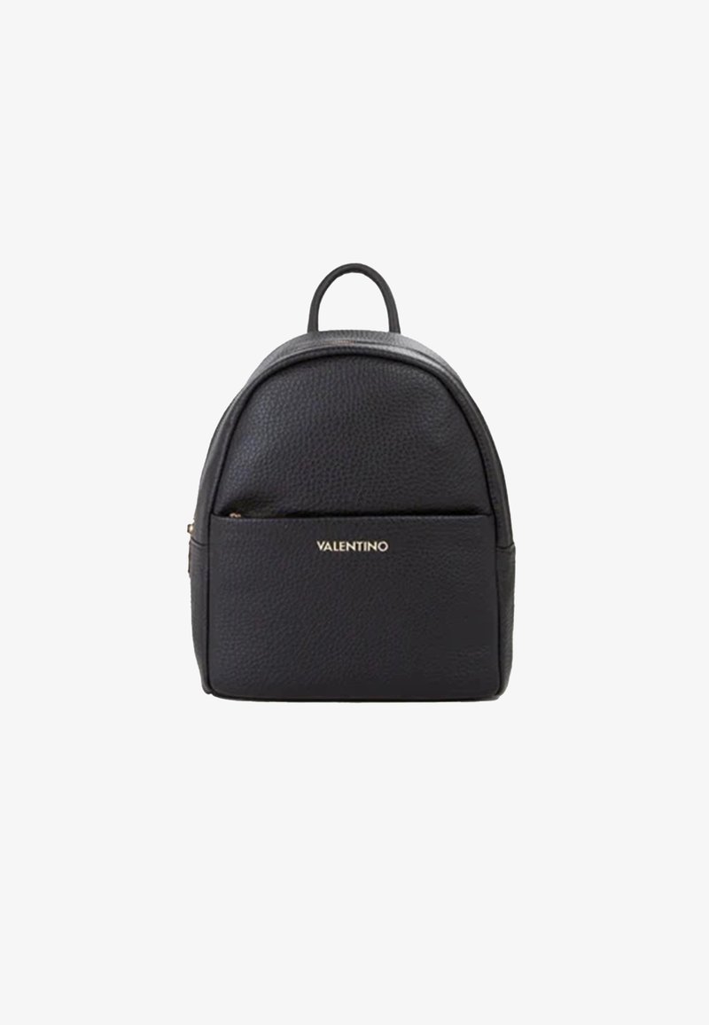Sac à dos en cuir noir de forme arrondie, poche zippée frontale et logo "Valentino" doré. Surface texturée avec une poignée de transport supérieure.