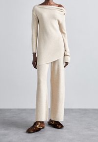 Cult Gaia Stickad tröja - beige