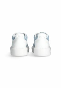 Sneaker bianche con tomaia blu texturizzata, caratterizzate da una finitura liscia e un logo in rilievo sul tallone. Forma arrotondata con suole imbottite.