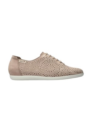 Chaussure décontractée beige à lacets avec design perforé, semelle blanche et étiquette de la marque Mephisto sur la zone du talon.