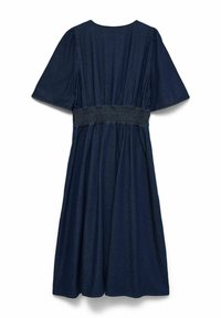 Mørkeblå midikjole med korte ermer og elastisk smokkbelte i midjen, utsvingt skjørt og rund hals, vist bakfra.