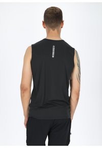 Zwarte mouwloze sportshirt gemaakt van lichte stof. Bevat een label met "SWEDMOUNT" op de achterkant. Eenvoudig, slim-fit ontwerp.