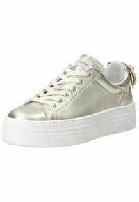 Metallisch silberner Sneaker mit glatter Textur, runder Zehenpartie, weißer Plateausohle, sechs Ösen und Satinakzent an der Ferse.