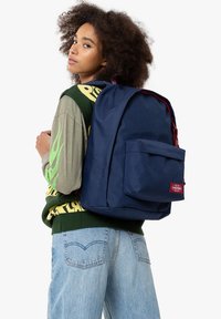 Eastpak OUT OF OFFICE - Mochila - kontrast stripe navy