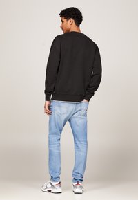 Tommy Jeans BIG FLAG CNECK - Mikina - black