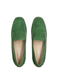 Grüne Wildlederslipper mit einer gestickten Gestaltung, abgerundeter Zehenpartie und kontrastierendem weißen Nähten. Das Innere hat ein gestreiftes Muster.
