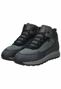 Zapatillas de media altura en gris oscuro con parte superior de ante y sintético, puntera redonda, diseño con cordones y suela de goma texturizada. Acento rojo en el talón.