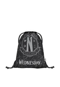 Batoh na stahování z černé tkaniny, s šedým emblémem, vzorem pavučiny a nápisem "STŘEDA" tištěným tučným bílým textem.