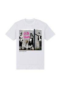Bílá bavlněná tričko s černo-bílou grafikou čtyř osob a textem "OLD skool" v růžové barvě, s dodatečným textem níže.