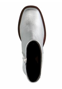Zilverkleurige metallic enkelbottines met een gestructureerd oppervlak, vierkante neus en een rits aan de zijkant. Bruine buitenzool met stiksels.