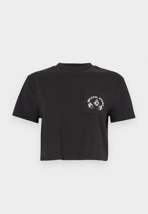 Svart kortärmad t-shirt av bomull med rund halsringning och korta ärmar. Vänster bröstficka med broderad logotyp och blommönster.