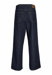Jean denim bleu foncé à large jambe vu de dos avec deux poches arrière et une étiquette de marque en cuir marron sur la ceinture.