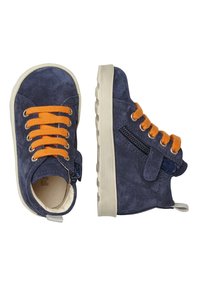 Scarpe alte in suede blu con lacci arancioni e cerniera laterale. Suola in gomma con grip testurizzato. Design semplice e caviglia imbottita per supporto.