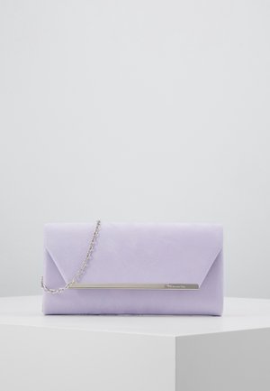 Lavendel ruskindkuvert clutch med detaljer i sølvbar og tynd sølvkæde, vist på en hvid piedestal.