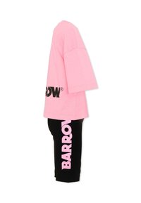 Exhibición sin mangas de una camiseta rosa de gran tamaño con texto negro "ROW" y pantalones cortos negros con texto vertical rosa "BARROW" en el lateral.