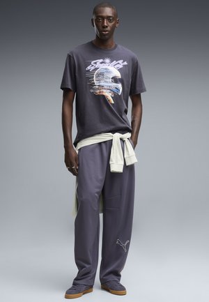 Puma, T7 LOVE OF THE CAT BARREL TRACK PANTS - Dresside alumine osa - inky depths-créme de mint