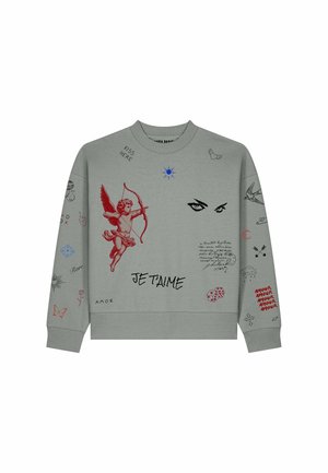 Sweatshirt gris avec dessin rouge de Cupidon, illustration d'yeux noirs, texte manuscrit, et divers petits symboles incluant des papillons, des dés, et des oiseaux.