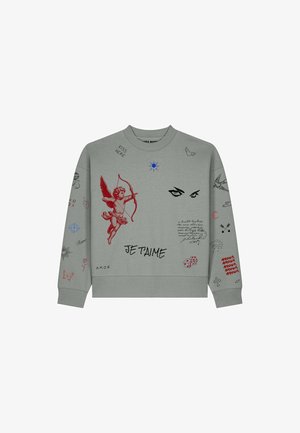 Sudadera gris con dibujo rojo de cupido, ilustración de ojos negros, texto manuscrito y varios símbolos pequeños como mariposas, dados y pájaros.