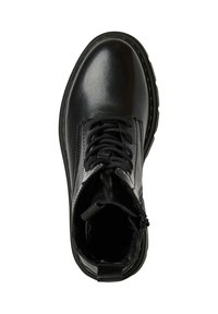 Melnas ādas potītes zābaki ar spīdīgu apdari, auklu aizdare priekšpusē, mīksts apkaklītis un faktūrēts gumijas zole. Sānu rāvējslēdzējs ērtai uzvilkšanai.