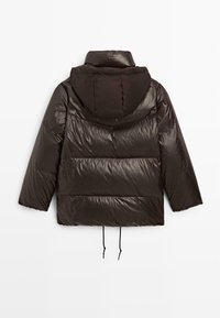 Ciemnobrązowa kurtka puchowa z kapturem, błyszczący pikowany materiał i sznureczki u dołu. Długie rękawy o luźnym fasonie.
