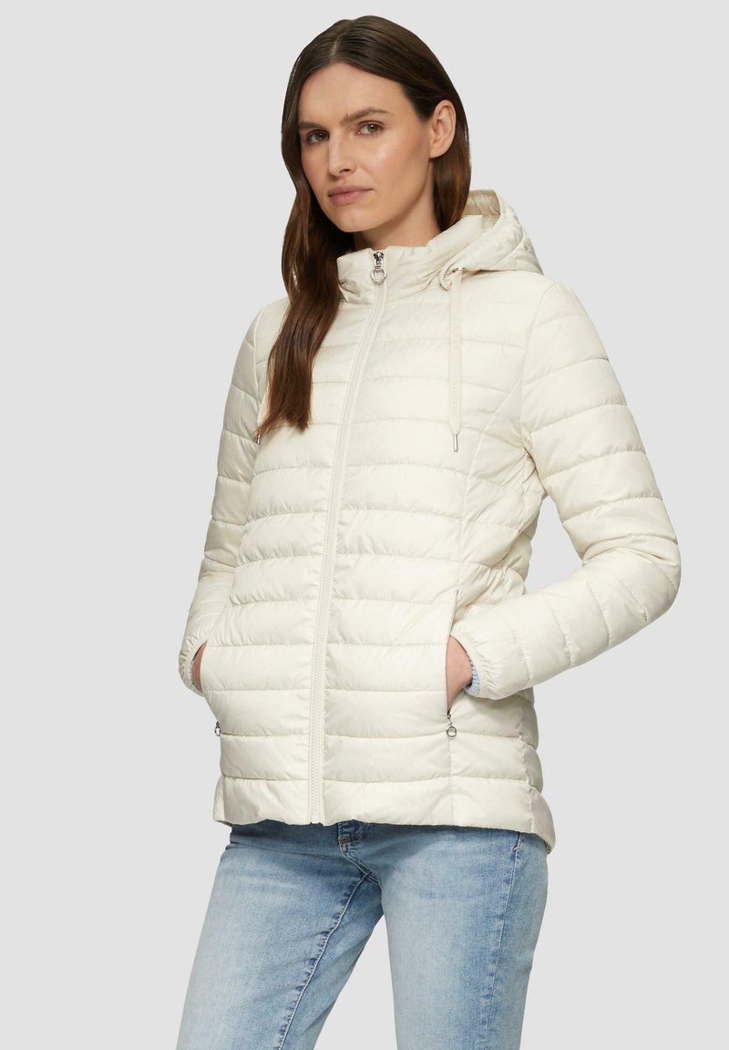 Veste doudoune blanche matelassée avec capuche, fermeture éclair à l'avant et cordon de serrage. Comprend des poches latérales et une finition en tissu texturé.