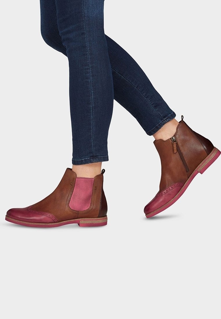 Bottines en cuir marron et rose avec panneaux élastiques latéraux, accents texturés et fermeture éclair à l'arrière ; semelle plate avec bord contrastant.